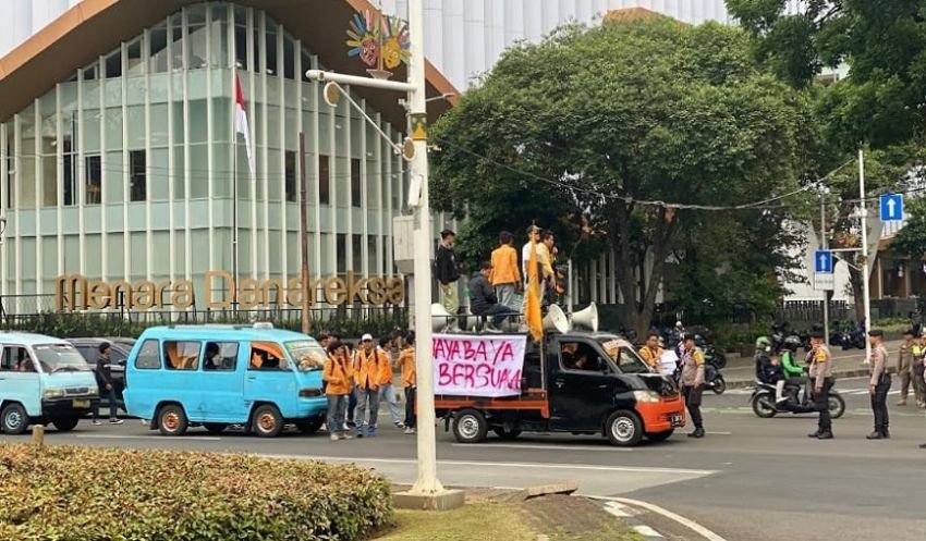 Mahasiswa Kepung Patung Kuda, Mahasiswa Minta Audit Anggaran dan Reformasi Total