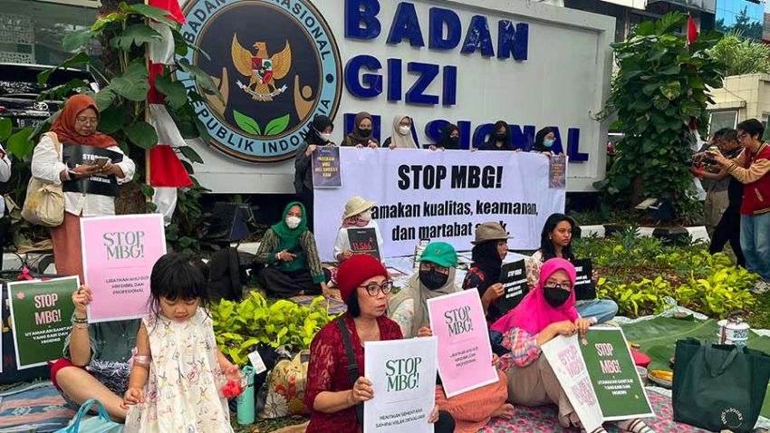 Aksi Ibu-Ibu di Depan BGN: &ldquo;Stop MBG, Utamakan Keselamatan Anak&rdquo;