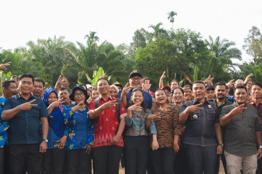 Bupati Deli Serdang Tanam Perdana Bawang Merah di STM Hulu, Lahan 10 Hektare Siap Dikembangkan