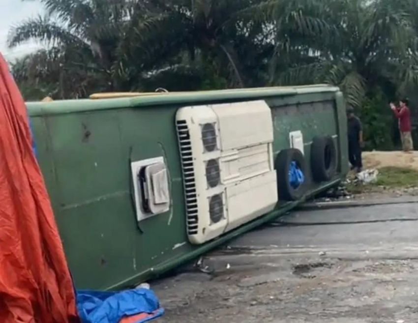 Bus ALS Terguling dan Tabrak Warung di Pinggir Jalinsum Labusel