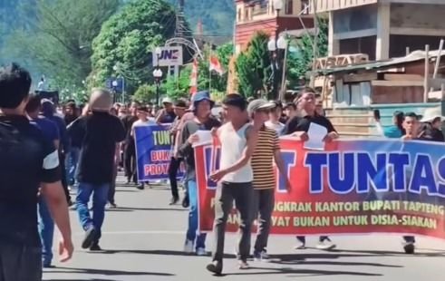 Ribuan Warga Tapteng Demo ke DPRD, Desak Pansus Dugaan Korupsi Kantor Bupati Mangkrak