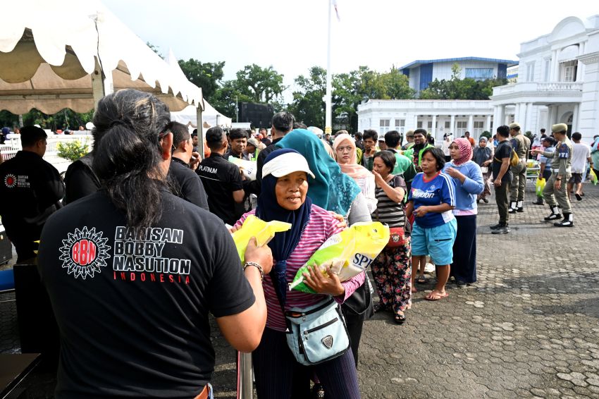 Barisan Bobby Nasution Indonesia Salurkan 5 Ton Beras Murah, Warga: &lsquo;Semoga Terus Berlanjut&rsquo;