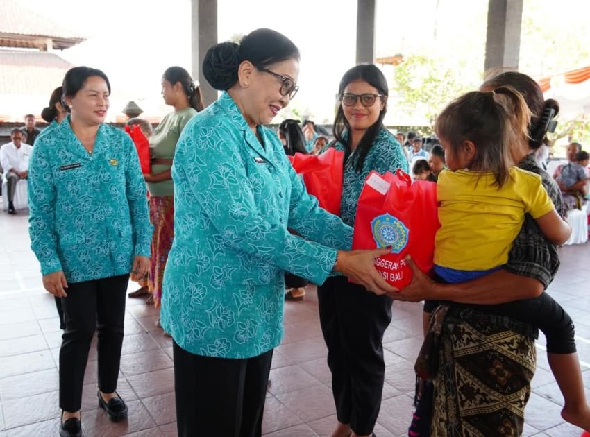 TP PKK Provinsi Bali Salurkan Bantuan Sembako dan Layanan Kesehatan Gratis di Karangasem