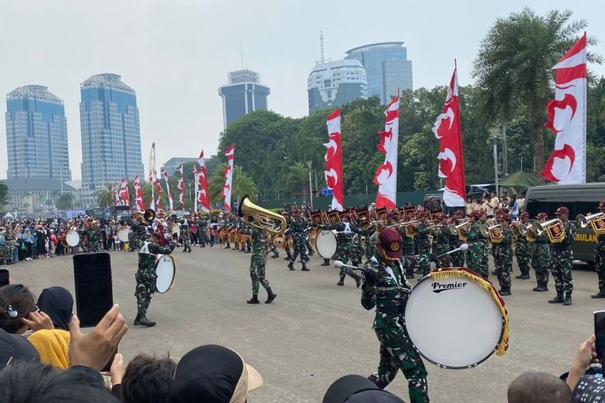 Suasana Semarak Jelang HUT Ke-80 TNI di Monas, Marching Band dan Sorakan Warga Warnai Latihan