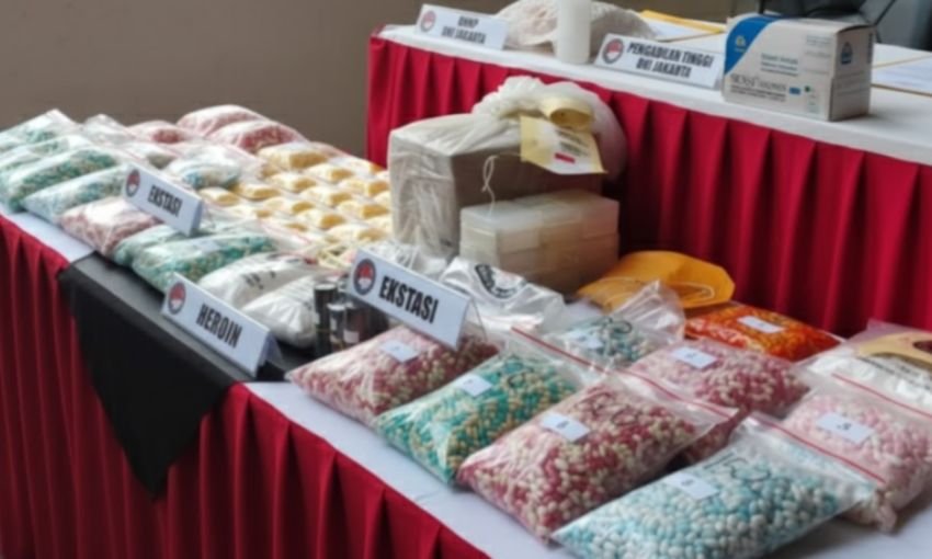 Terungkap! Pabrik Ekstasi Rumahan di Kedoya Utara Siap Edarkan Puluhan Ribu Butir