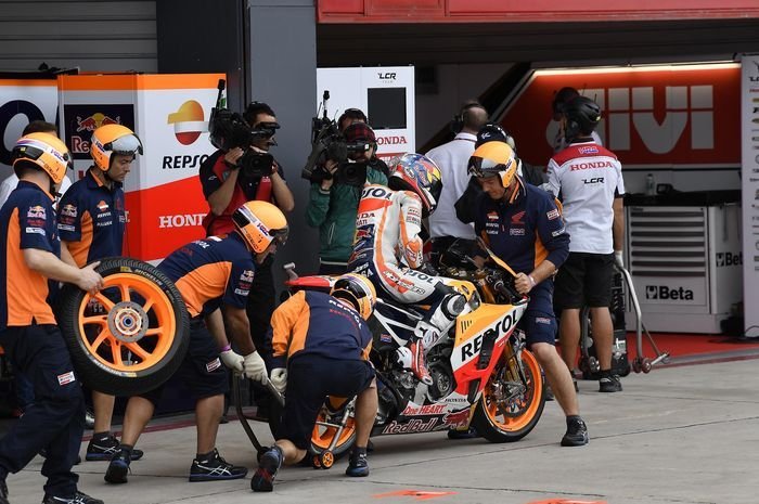 Ternyata Segini Gaji Tukang Ganti Ban dan Pit Crew di MotoGP Mandalika 2025!
