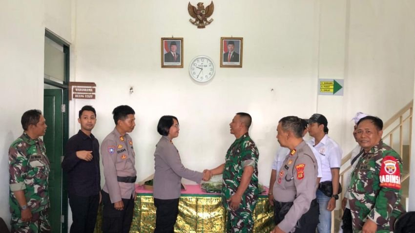 Rayakan HUT ke-80 TNI, Polsek Denpasar Barat Serahkan Tumpeng ke Koramil 1611-07/Denbar