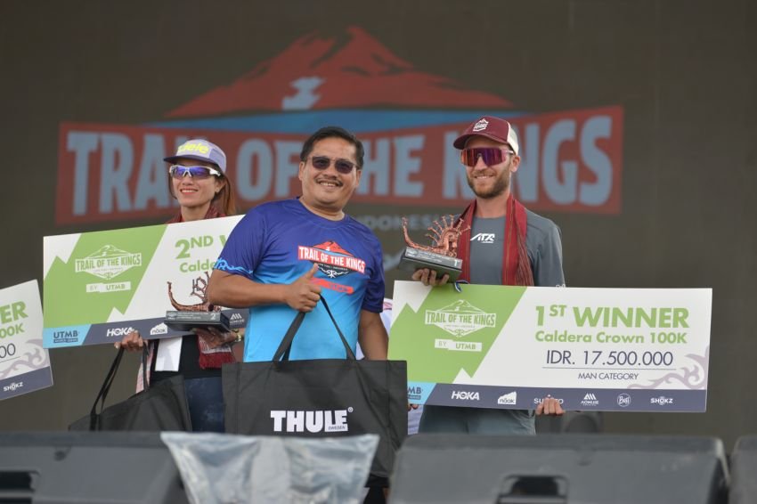 Pelari Indonesia Dominasi Trail of The Kings UTMB Series di Danau Toba, Sekdaprov Sumut Serahkan Hadiah