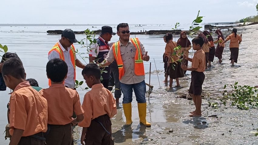 1 Km Daratan Hilang Tergerus Abrasi, PT Socfindo dan PRCLH Tanam 1.000 Mangrove di Bagan Kuala