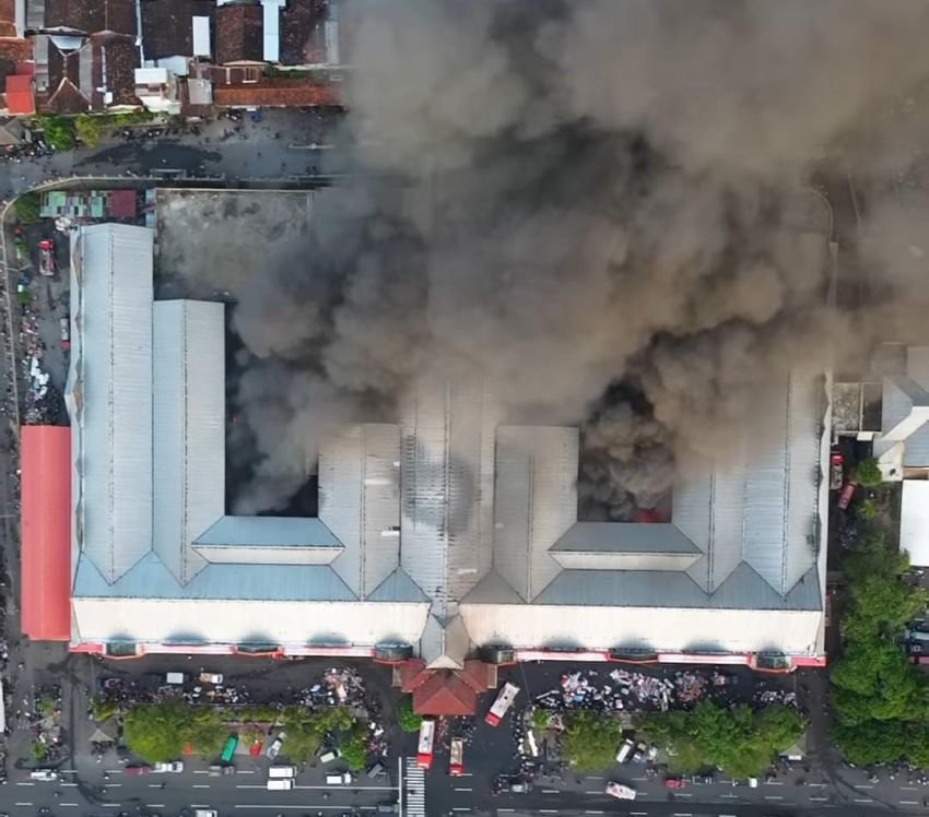 Pasar Kota Wonogiri Terbakar, 300 Kios Hangus Dilalap Api!