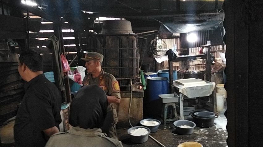 Satpol PP Sidak Pabrik Tahu/Tempe di Ujung Padang, Temukan Pelanggaran Pengelolaan Limbah!