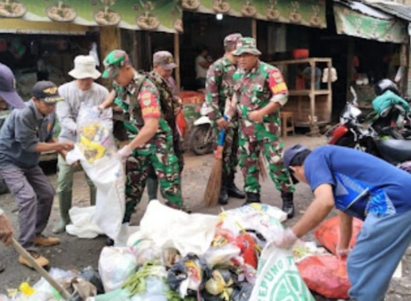 Koramil 410-05/Tanjung Karang Pusat Gelar &ldquo;Kamis Bersih&rdquo; untuk Wujudkan Pasar Sehat dan Nyaman