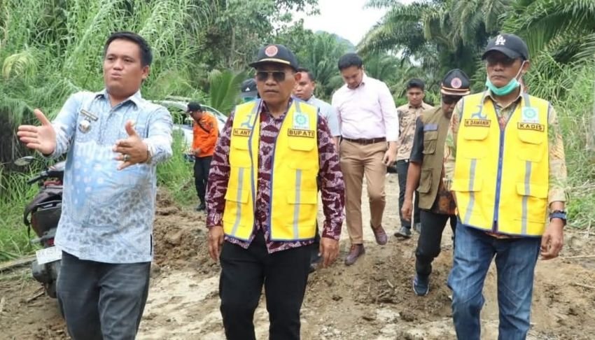 Bupati Simalungun Tinjau Lokasi Longsor, Perintahkan Perbaikan Jalan Provinsi Secara Darurat