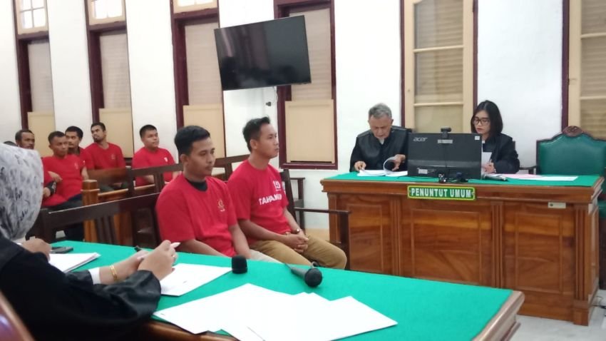 Dua Sekuriti D’Red KTV Dituntut 11 Bulan Penjara Gara-gara Menghalangi Polisi