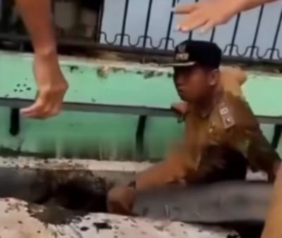 Viral! Lurah Perintis Jatuh ke Parit Usai Didorong Warga Saat Bongkar 'Polisi Tidur' Liar