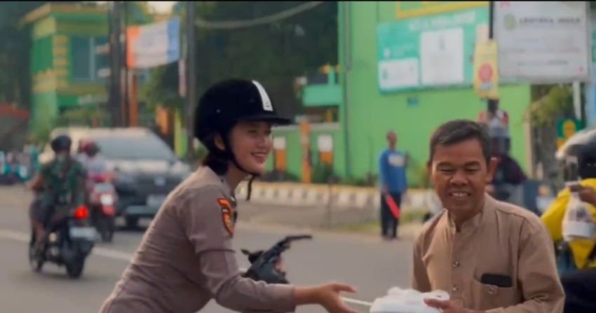 Jumat Barokah Ditpolsatwa Polri: Berbagi Nasi Kotak dan Senyum di Jalan Akses UI Depok