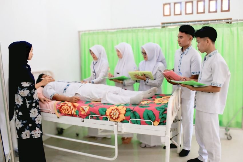Mahasiswa Keperawatan Universitas Aufa Royhan Antusias Latih Keterampilan Ukur Tekanan Darah