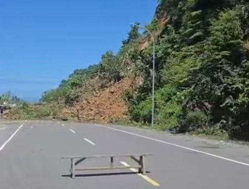 Tanah Longsor Tutupi Jalan di Lhokseudu, Aceh Besar