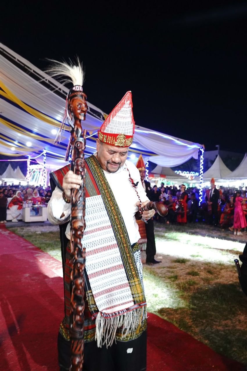 Bupati Batu Bara Terima Tanda Kehormatan Tongkat Tunggal Panaluan