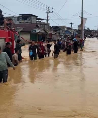Warga Aceh Timur Terisolasi akibat Banjir Dua Meter: &ldquo;Kami Mulai Kelaparan&rdquo;