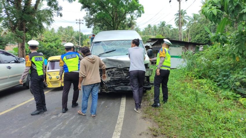 Dua Minibus Tabrakan Adu Kambing di Jalinsum Padangsidimpuan, 2 Penumpang Luka Ringan