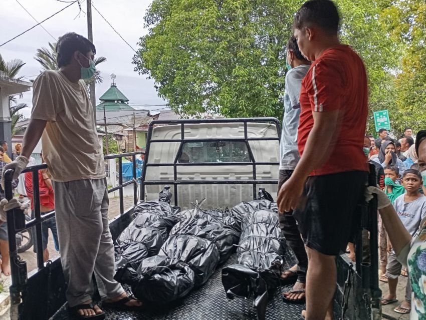 Tujuh Jenazah Korban Banjir Bandang Batang Toru Dimakamkan Massal, Identifikasi Terkendala Minimnya Laporan Warga