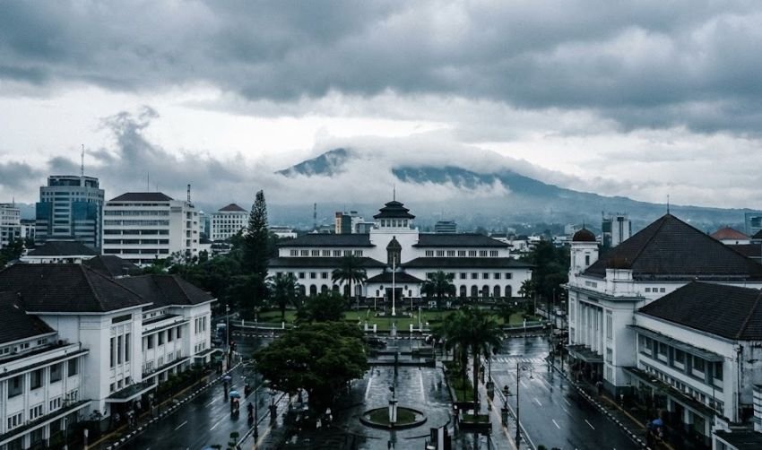 Prakiraan Cuaca Jawa Barat: Mayoritas Berawan, Beberapa Wilayah Hujan Ringan