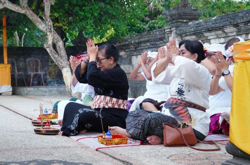 Putri Koster Lakukan Persembahyangan di Pura Dalem Ped Nusa Penida, Serahkan Dupa Organik untuk Pemangku