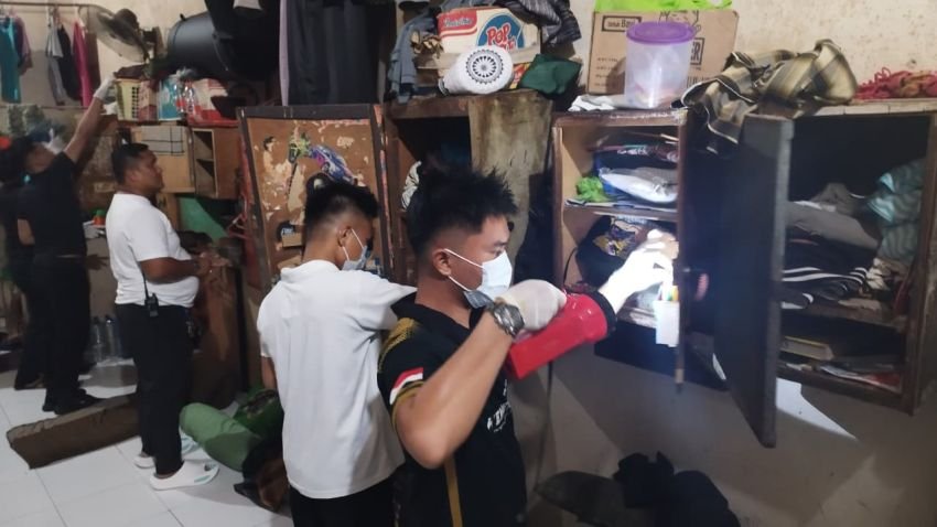 Deteksi Dini Gangguan Kamtib, Petugas Lapas Labuhan Ruku Gelar Razia di Blok Akasia
