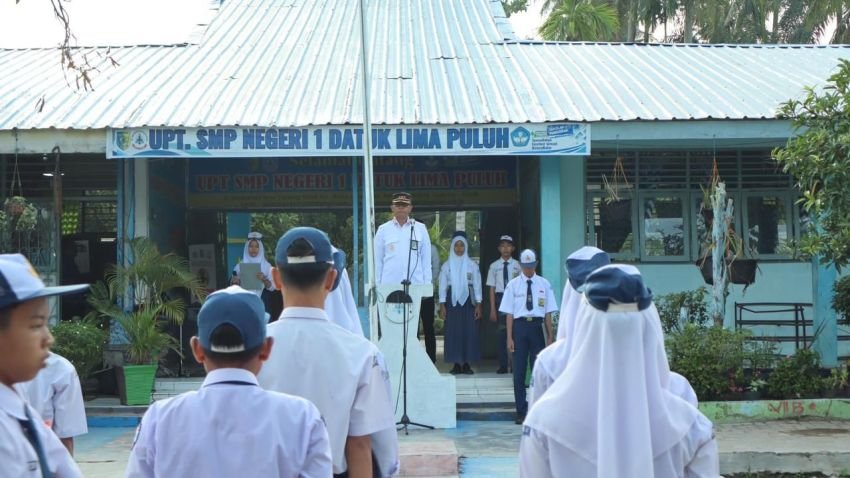 Kobarkan Semangat Anti Narkoba, Kalapas Pimpin Upacara Bendera di SMP 1 Datuk Limapuluh