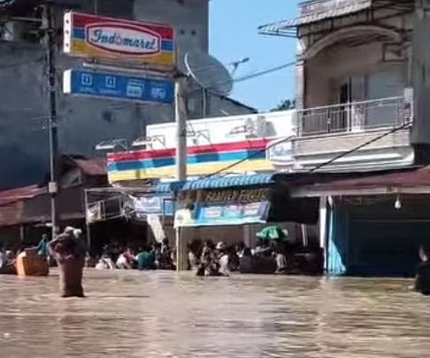 Diduga Bantuan Tak Kunjung Tiba, Warga Tanjung Pura Menjarah Alfamart di Tengah Banjir