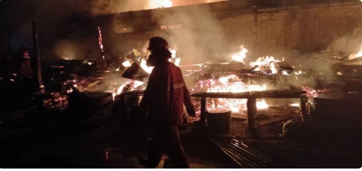 Kebakaran Pabrik Tahu di Jambi Terkendala Kerumunan Warga