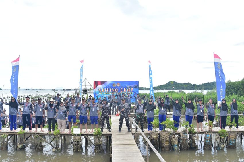 TNI AL Laksanakan Bakti Sosial dan Penanaman Mangrove di Lampung dalam Rangka Sailing Camp 2025