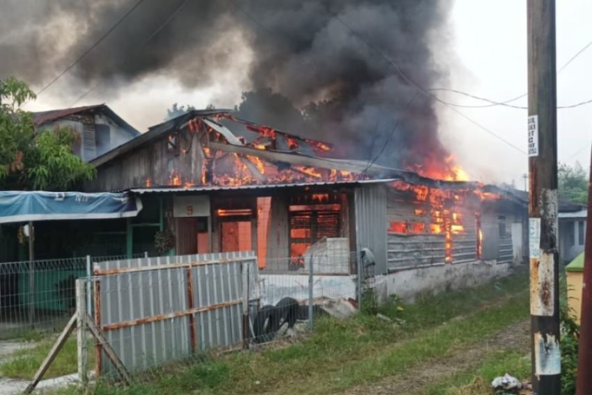 Heboh! Empat Rumah Semi Permanen Terbakar di Medan Polonia, Kerugian Capai Ratusan Juta