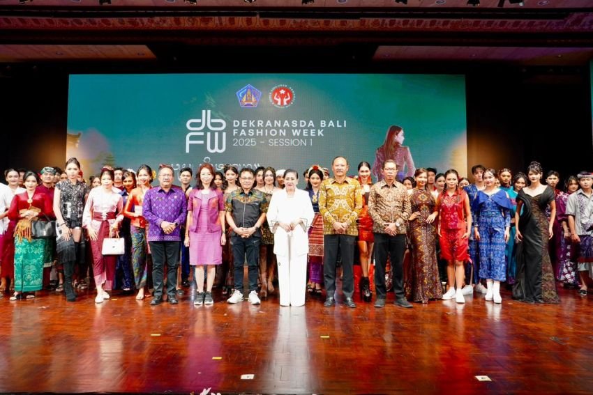 “Wastra Hita Kara”: Pelajar SMA/SMK Denpasar Bawa Tenun Bali Jadi Busana Modern di Dekranasda Fashion Week 2025