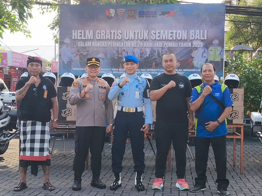 HUT ke-79 POMAU: Sinergi TNI-Polri Bagikan 79 Helm Gratis untuk Warga Kuta, Ajak Peduli Keselamatan Berlalu Lintas