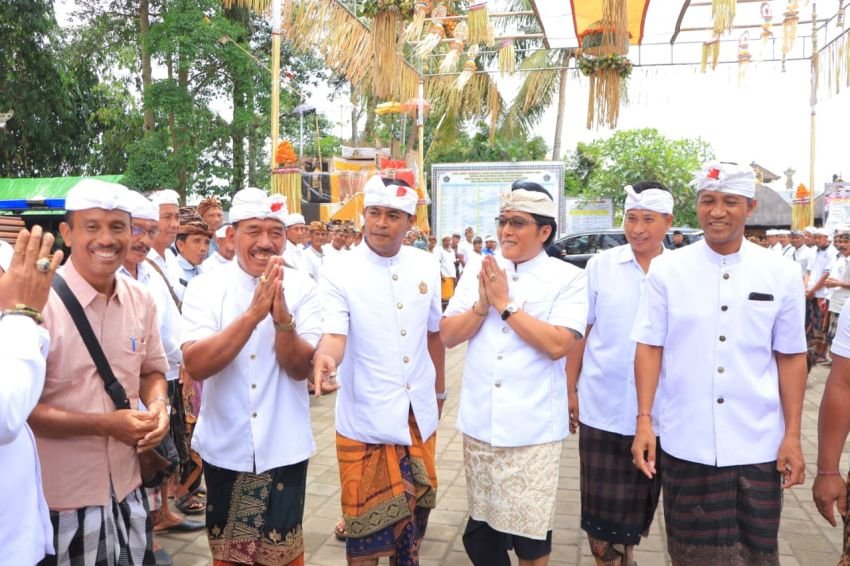 Wagub Bali Apresiasi Semangat Gotong Royong Warga Desa Adat Keliki dalam Karya Agung