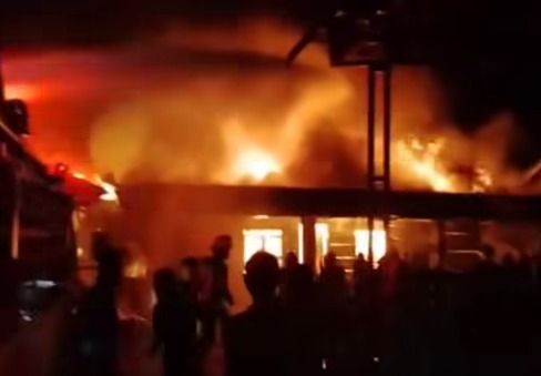 Kebakaran Hebat Hanguskan 15 Rumah di Medan Belawan, 8 Mobil Damkar Dikerahkan