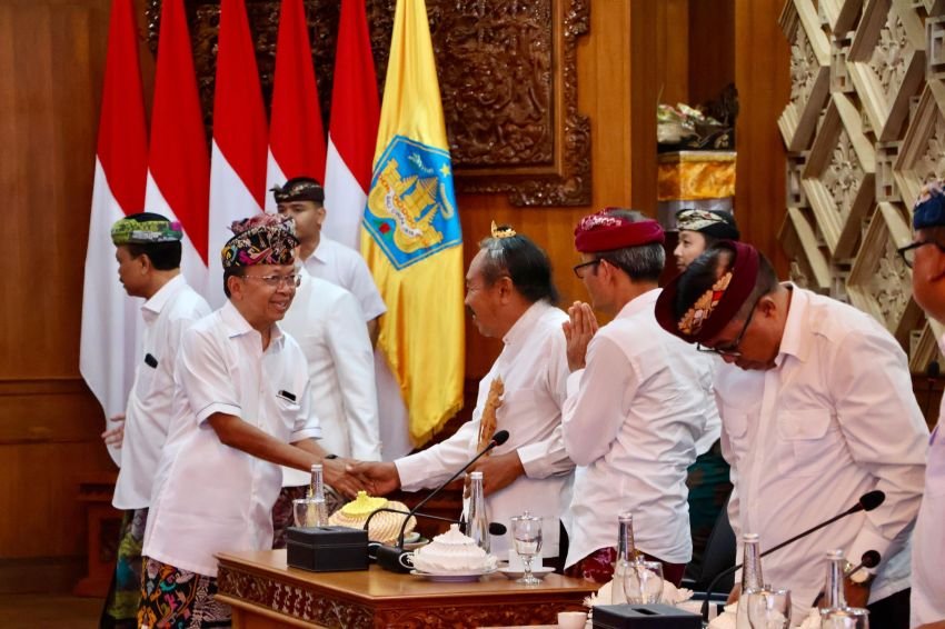 Gubernur Koster Lantik Kadek Mudarta, Bali Siap Atasi Kemacetan Sarbagita