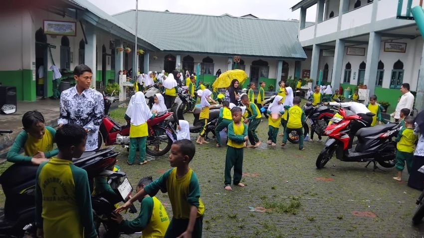 Siswa SD Muhammadiyah 1 Banda Aceh Rayakan Hari Guru dengan Cuci Motor Guru sebagai Bakti