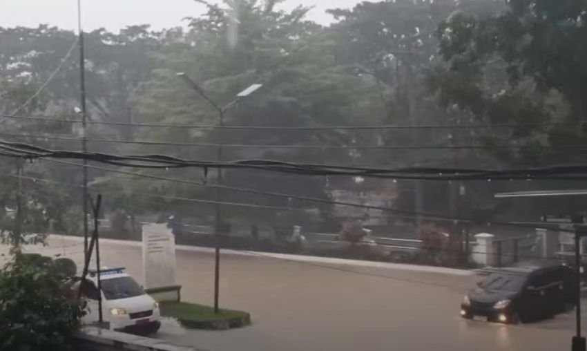 Hujan Deras Guyur Medan, Jalan Dr Mansyur Depan USU Tergenang Banjir Setinggi Betis
