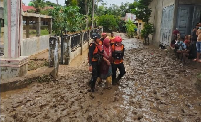 Dua Hari Terjebak Banjir di Kompleks Sekolah IT Pante Gelima: Tim SAR Gabungan Selamatkan 100 Orang, 1 Korban Meninggal