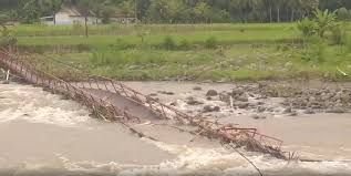 Banjir Bandang Putuskan Jembatan Gantung di Cianjur, Warga Terpaksa Putar Jalan Berjam-jam