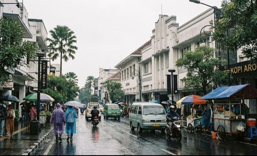 Cuaca Jabar Hari Ini: Hujan Ringan Mendominasi, Suhu Sejuk di Wilayah Dataran Tinggi