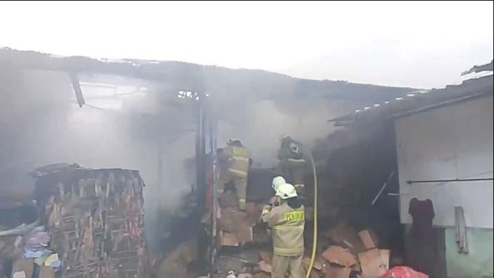 Gudang Kardus di Ciracas Terbakar, 11 Unit Damkar Dikerahkan