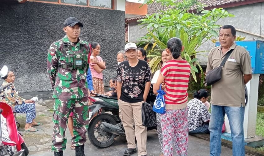 Babinsa Dampingi Penyaluran BLTS Kesra di Desa Pitra, Pastikan Tepat Sasaran
