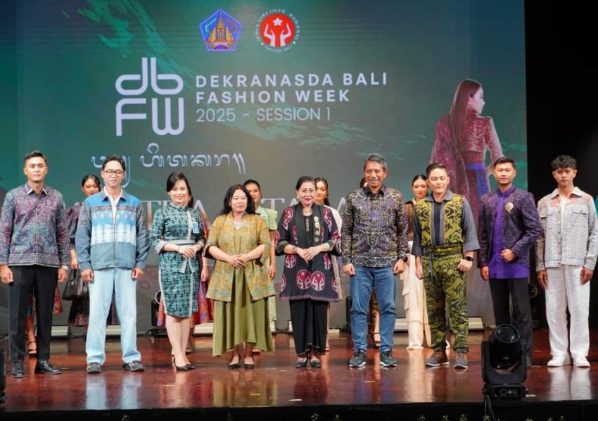 Lembaga Keuangan Bali Ramaikan Dekranasda Fashion Week, Busana Kerja Tenun Modern Jadi Sorotan!