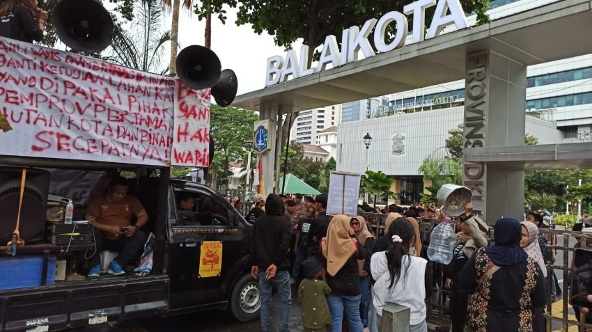 Demo di Balai Kota: Ahli Waris Da’am Bin Nasairin Minta Gubernur DKI Segera Bayar Ganti Rugi