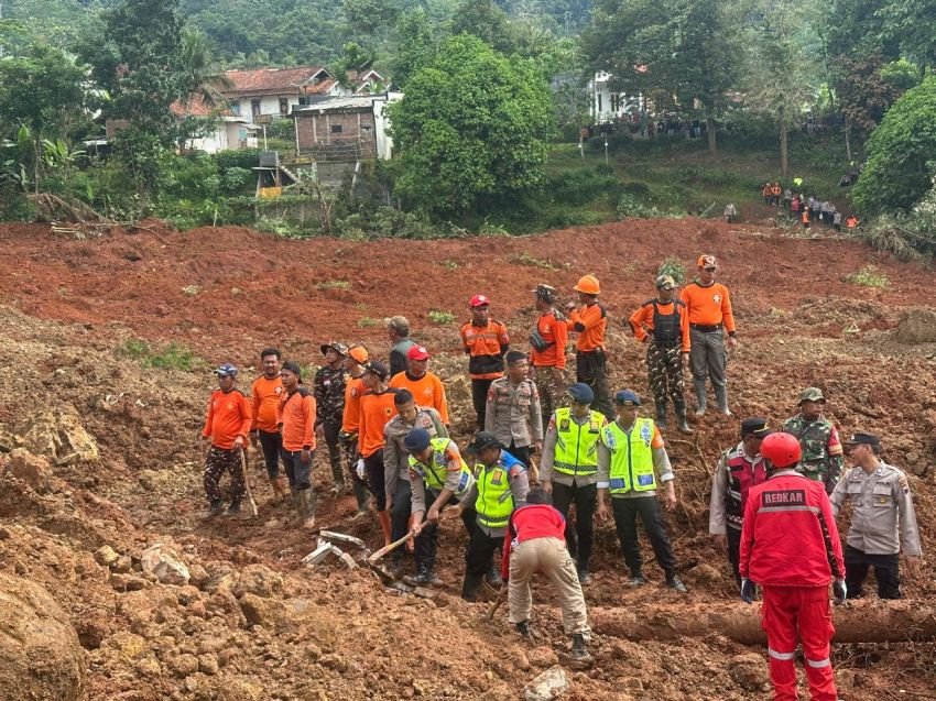 Polri Kerahkan 155 Personel dan K9 untuk Cari 20 Korban Hilang Longsor Majenang