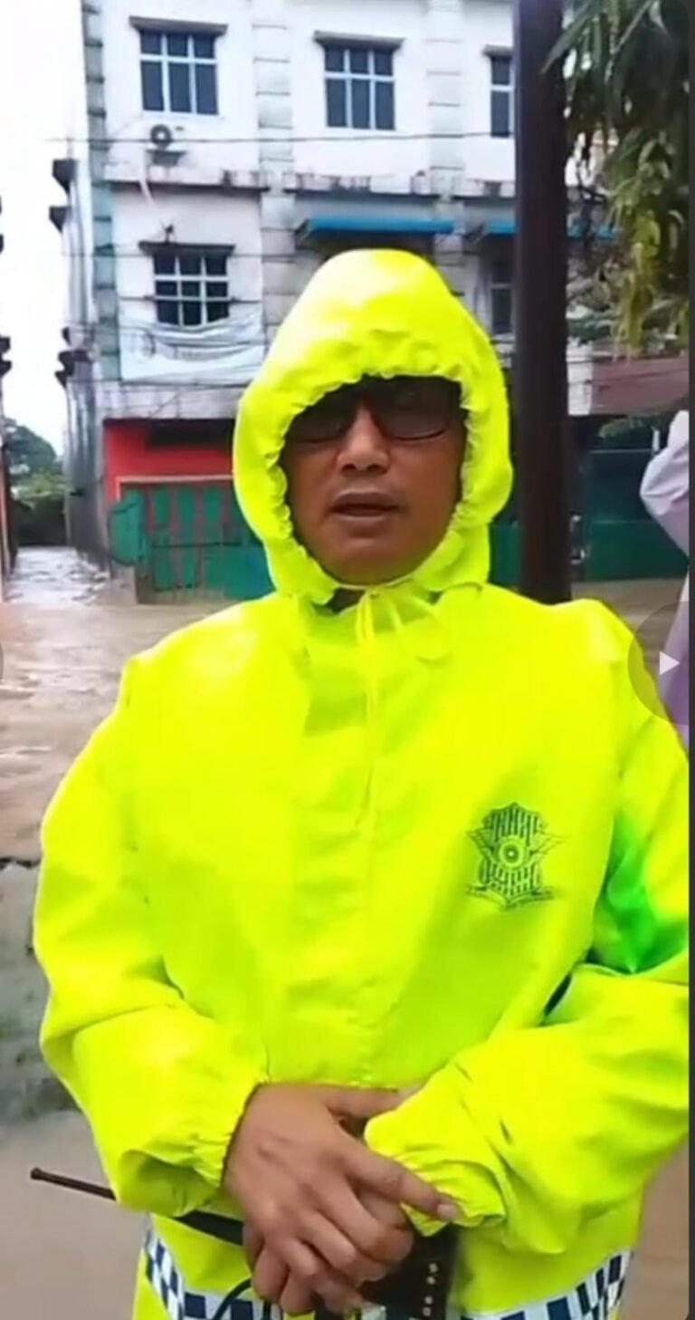 Wilayah Sunggal Terparah Dilanda Banjir, Kapolsek Imbau Warga Pinang Baris dan TB Simatupang Tetap Waspada